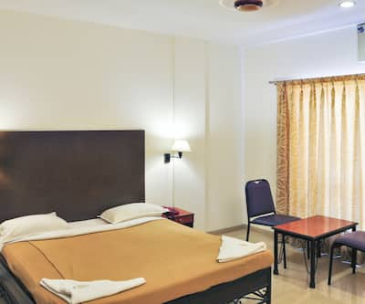 https://imgcld.yatra.com/ytimages/image/upload/t_hotel_yatra_city_desktop/v1391153234/Domestic Hotels/Hotels_Lonavala/Hotel Resort Silver Hill/LNVL_Resort_Silver_Hills_Deluxe_1.jpg